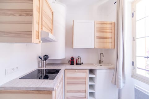 Cosy 36m With Nice Sea View Center Village ! Apartment in Bormes-les-Mimosas