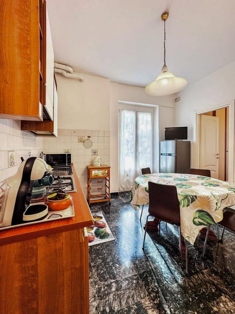 Kitchen or kitchenette, Living room, stove