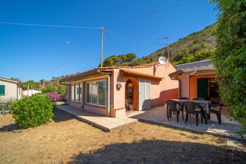 Property building, Day, Natural landscape, Dining area