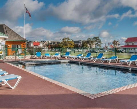 Mackinac Lodge Hotel in Mackinaw City