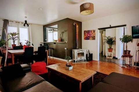 Maison chaleureuse 6, 8 personnes quartier Palente 3 chambres House in Besançon