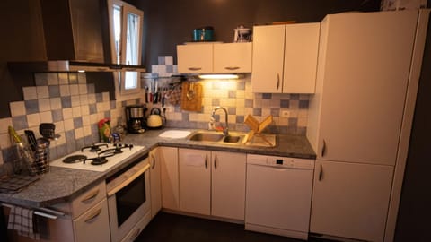 Maison chaleureuse 6, 8 personnes quartier Palente 3 chambres House in Besançon