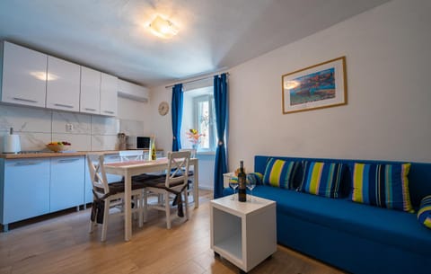 Kitchen or kitchenette, Living room, Seating area, Dining area, minibar