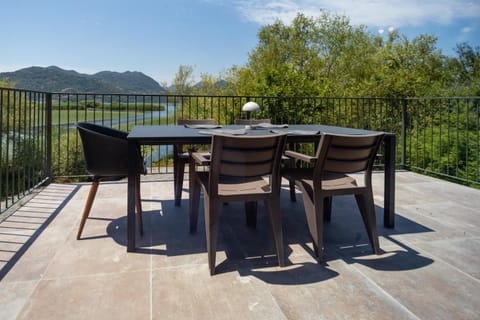 Natural landscape, View (from property/room), Balcony/Terrace, Lake view, Mountain view