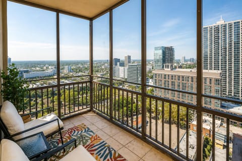 View (from property/room), Balcony/Terrace, City view