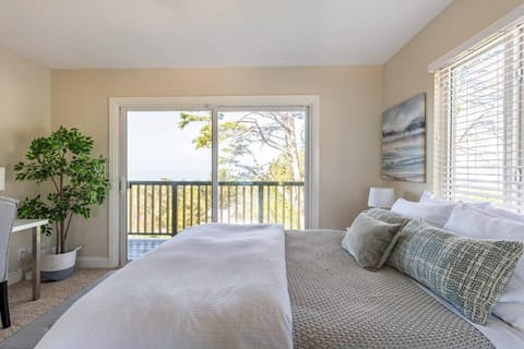 Ocean View Retreat Mins to Beaches & Trails House in Daly City