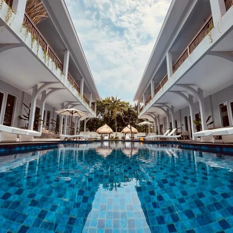 Property building, Day, Pool view, Swimming pool, sunbed