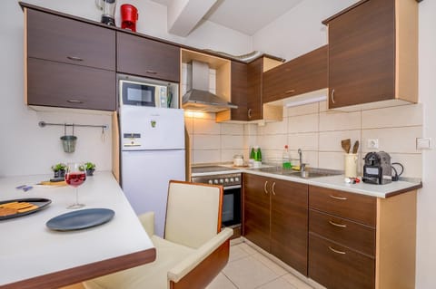 Kitchen or kitchenette, Dining area, minibar, oven, pet friendly