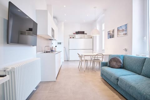 TV and multimedia, Kitchen or kitchenette, Living room, Seating area, Dining area, minibar, stove