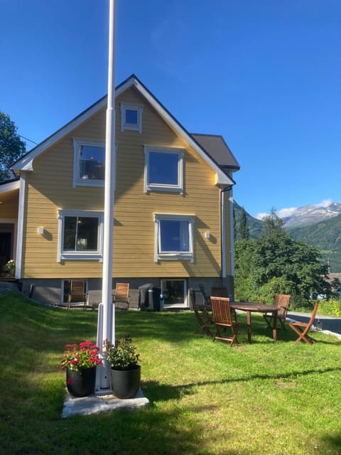 Property building, Day, Garden, Garden view