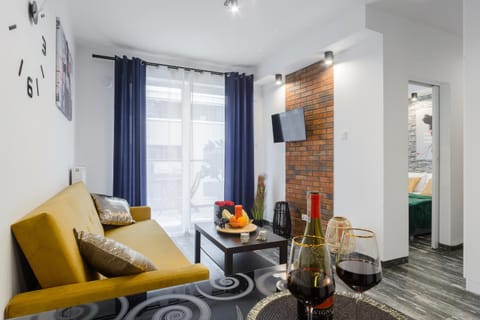 Communal lounge/ TV room, TV and multimedia, Living room, Seating area, Dining area, Evening entertainment, Drinks