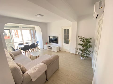 Communal lounge/ TV room, TV and multimedia, Living room, Seating area, Dining area, air conditioner