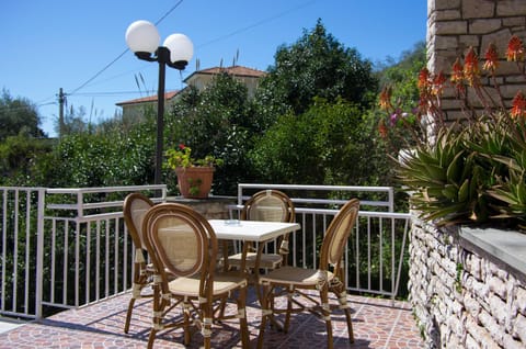 Property building, Patio, Balcony/Terrace