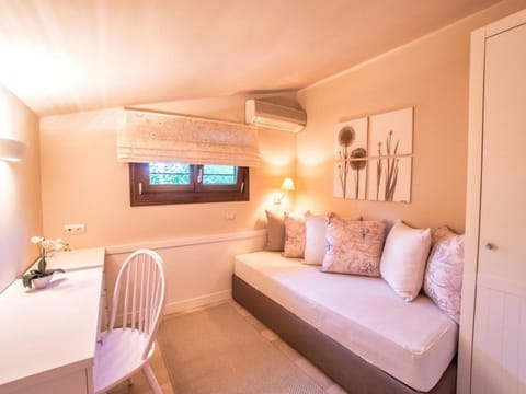 Photo of the whole room, Bedroom, air conditioner