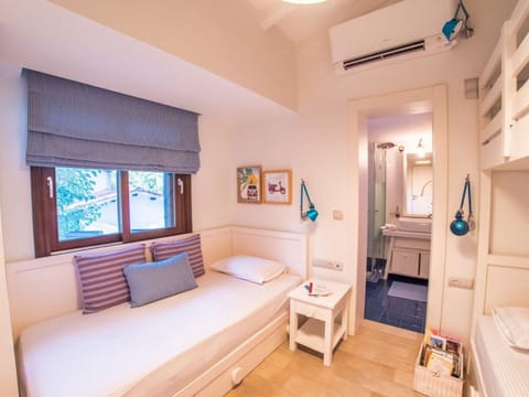 Bed, Photo of the whole room, Bedroom, air conditioner