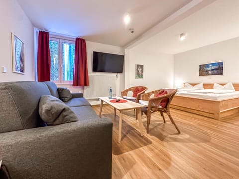 Bed, TV and multimedia, Photo of the whole room, Seating area, Bedroom