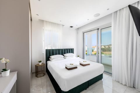 Bed, TV and multimedia, Photo of the whole room, Bedroom, towels