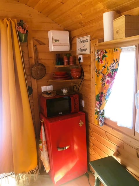 "la brindille" Roulotte Tzigane de charme Hébergement Insolite House in Fayence