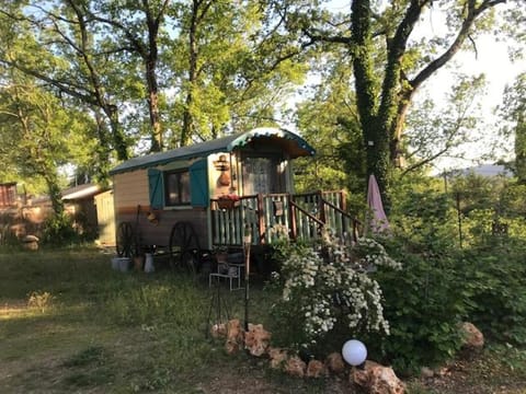"la brindille" Roulotte Tzigane de charme Hébergement Insolite House in Fayence