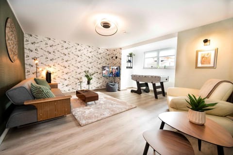 TV and multimedia, Living room, Seating area, Dining area