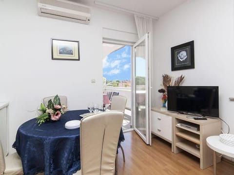 TV and multimedia, Seating area, air conditioner
