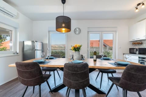 Seating area, Dining area