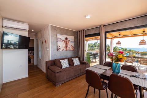 Living room, Seating area, Dining area