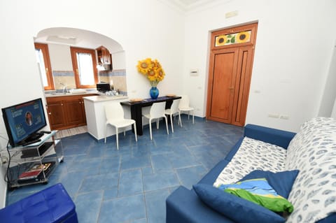 TV and multimedia, Kitchen or kitchenette, Seating area