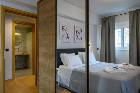 Bed, Day, Bathroom, Photo of the whole room, Decorative detail, Bedroom, Guests, group of guests, Family, locker, towels, wardrobe, air conditioner