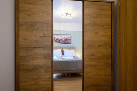 Property building, Bed, Day, Photo of the whole room, Decorative detail, Bedroom, On site, Guests, Area and facilities, Time of day, children, young children, older children, group of guests, Family, furniture, towels, wardrobe