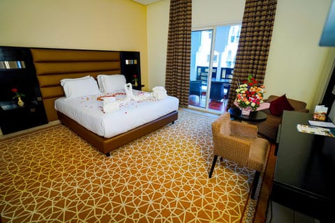 Bed, Photo of the whole room, Seating area, Bedroom