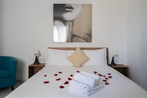 Bed, Photo of the whole room, Decorative detail, Bedroom