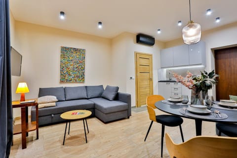 TV and multimedia, Kitchen or kitchenette, Living room, Seating area, Dining area