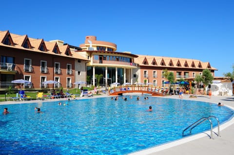 Property building, Day, Swimming pool