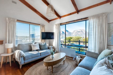 Natural landscape, TV and multimedia, Living room, Seating area, Hiking, Mountain view