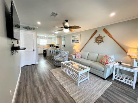 Communal lounge/ TV room, TV and multimedia, Kitchen or kitchenette, Living room, Seating area, Dining area, Evening entertainment, fireplace, air conditioner