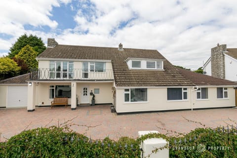 Talbot House by Grandeur Property Apartment in Poole