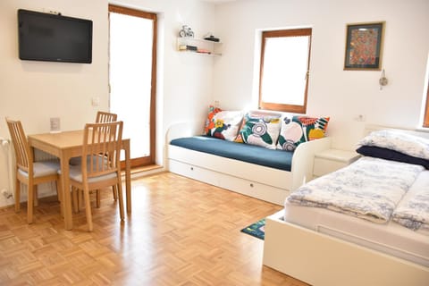 TV and multimedia, Photo of the whole room, Dining area, Bedroom