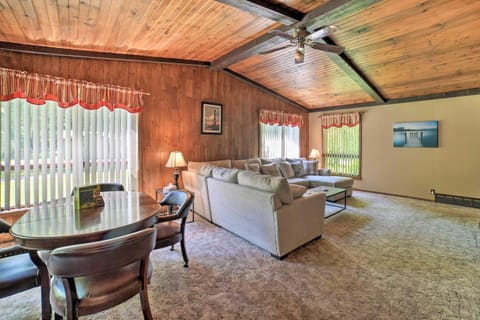 Charming Pymatuning Lake House Near Park and Beach House in Lake Erie