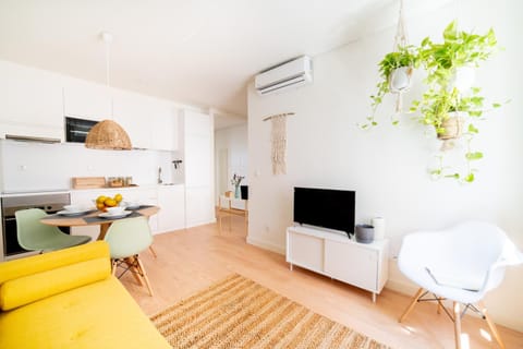 TV and multimedia, Living room, Seating area, Dining area