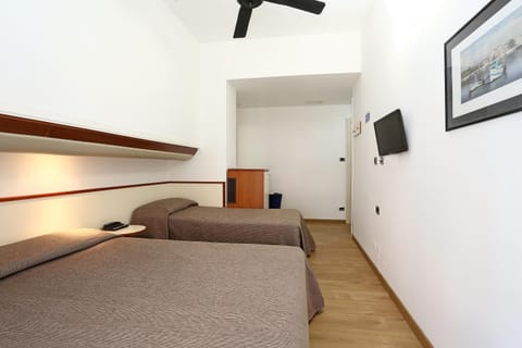 Staff, People, Bathroom, Photo of the whole room, Bedroom, Street view, Family