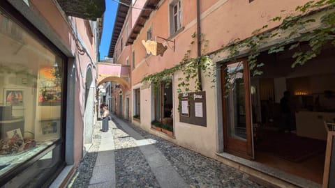 Restaurant/places to eat, Restaurant/places to eat, Day, Neighbourhood, City view, Street view