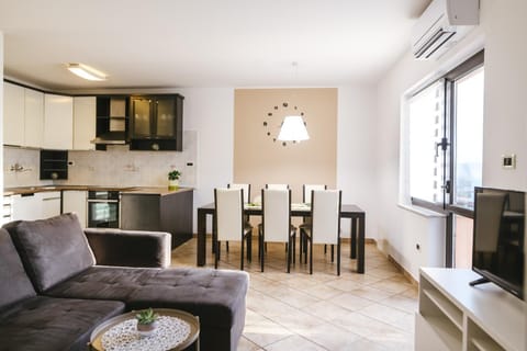 Kitchen or kitchenette, Living room, Lounge or bar, Seating area, Dining area