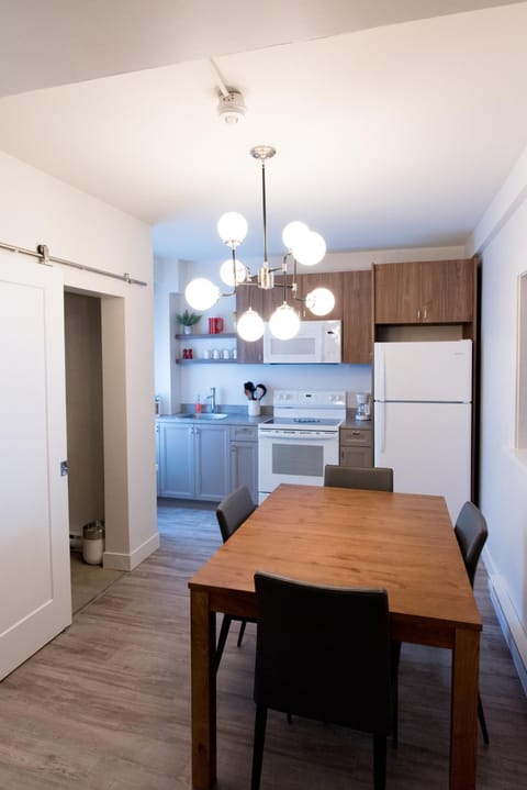 Kitchen or kitchenette, Dining area