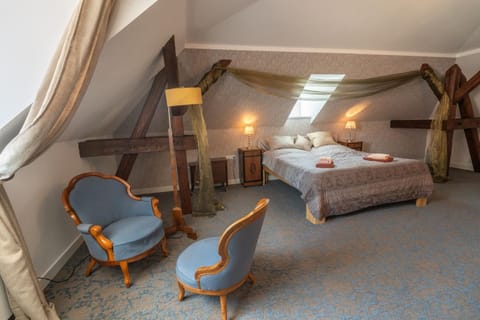Photo of the whole room, Seating area