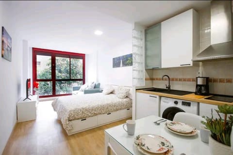Bed, TV and multimedia, Kitchen or kitchenette, Living room, Photo of the whole room, Dining area, Bedroom, minibar, toaster
