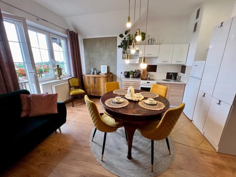 Kitchen or kitchenette, Seating area, Dining area, stove