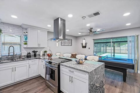 Stunning Heated Pool House Close to Tampa & Casino House in Seffner