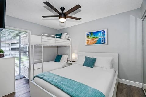 Stunning Heated Pool House Close to Tampa & Casino House in Seffner