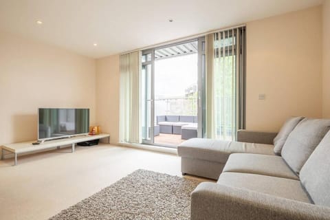 2 BR flat next to Train Station & Gated Parking Apartment in Cambridge